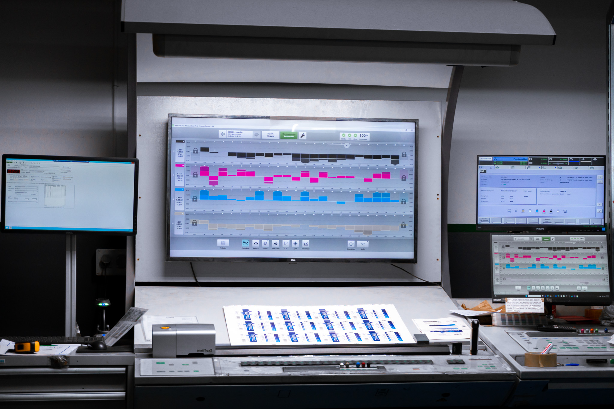 Press console at Cartonajes Pans with MeasureColor and IntelliTrax2