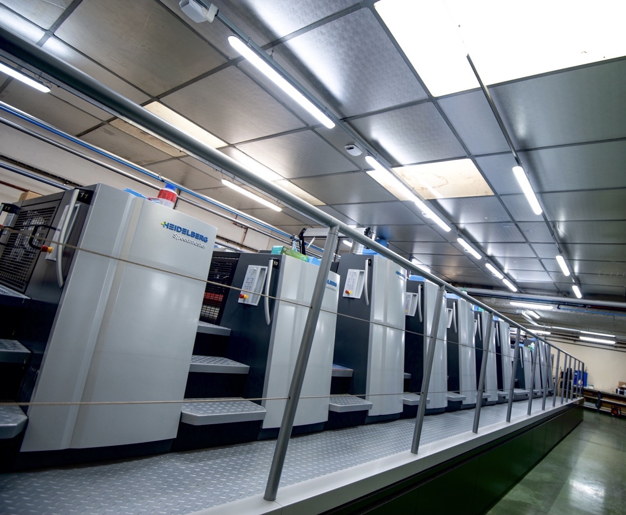 Sheetfed offset production line in a packaging plant